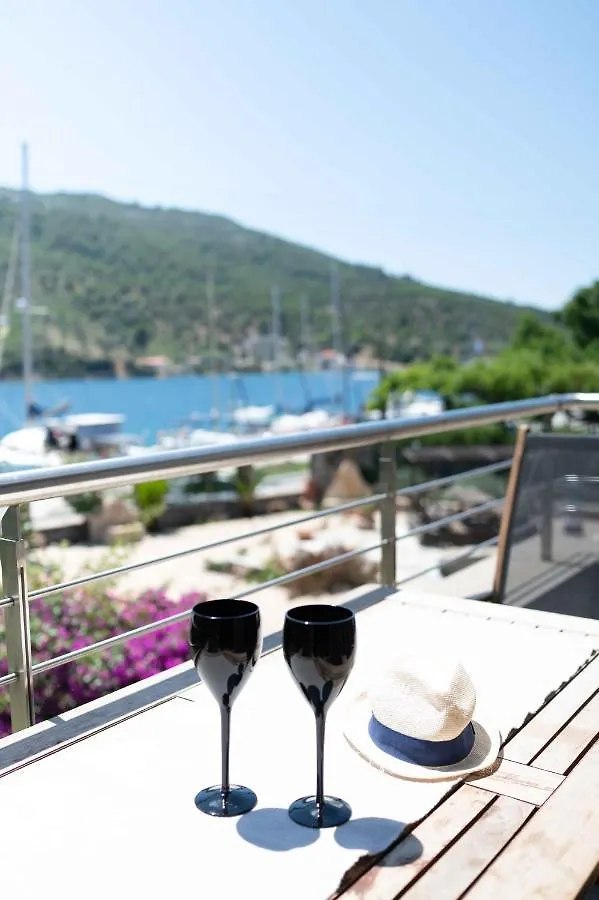 ΆNASSA PORTO KOUFO Sea front suites 0*,